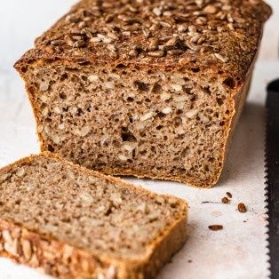Skivat rågbröd med tät, porig smula och frötäckt skorpa