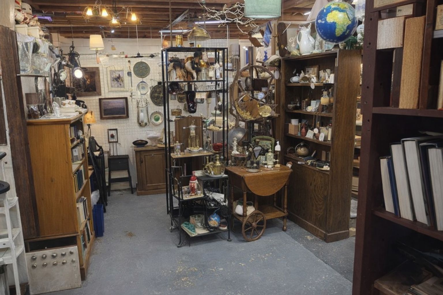 Interiör i en antikaffär fylld med vintageprylar, porslin och möbler.